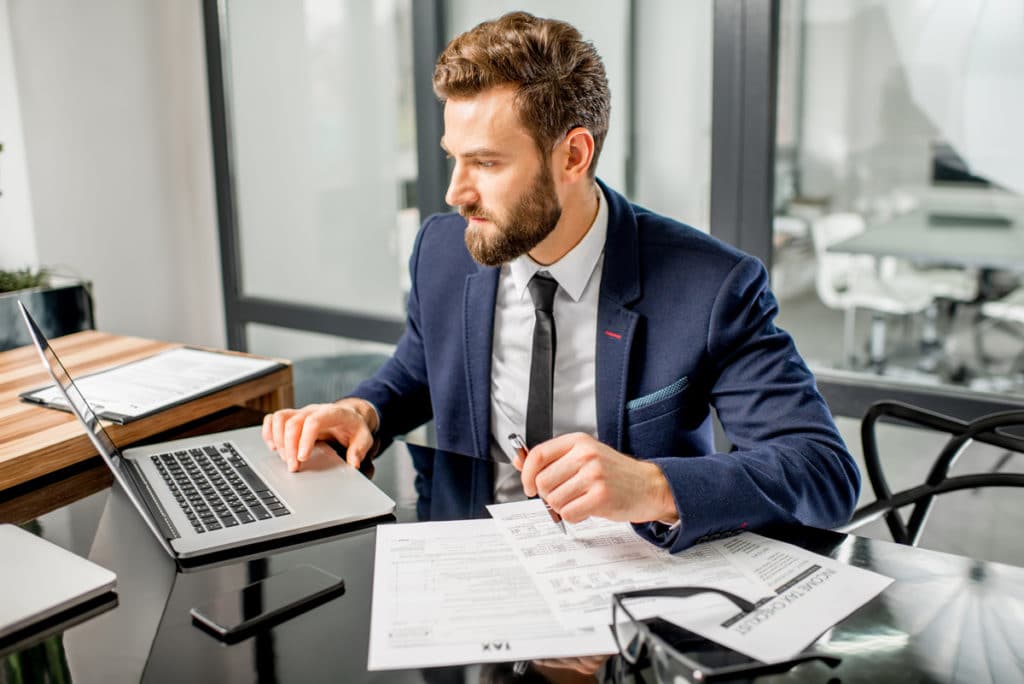 recruiter trying to find finance professionals on computer for accounting and finance staffing purposes